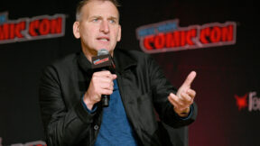 Christopher Eccleston diz ter sacrificado o “orgulho profissional” ao não fazer uma segunda temporada de Doctor Who